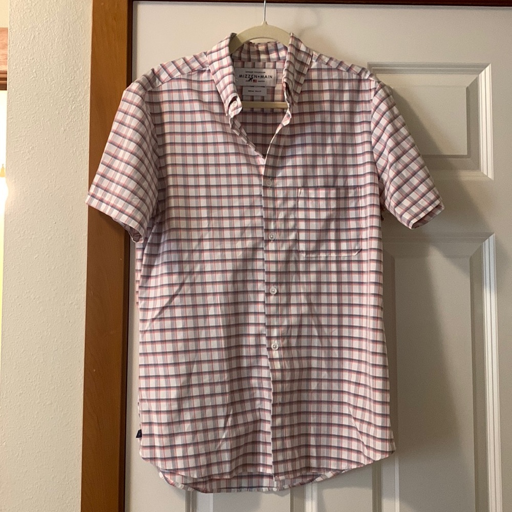 Mizzen+Main Short Sleeve Button Up shirt. Medium trim fit. Great condition!